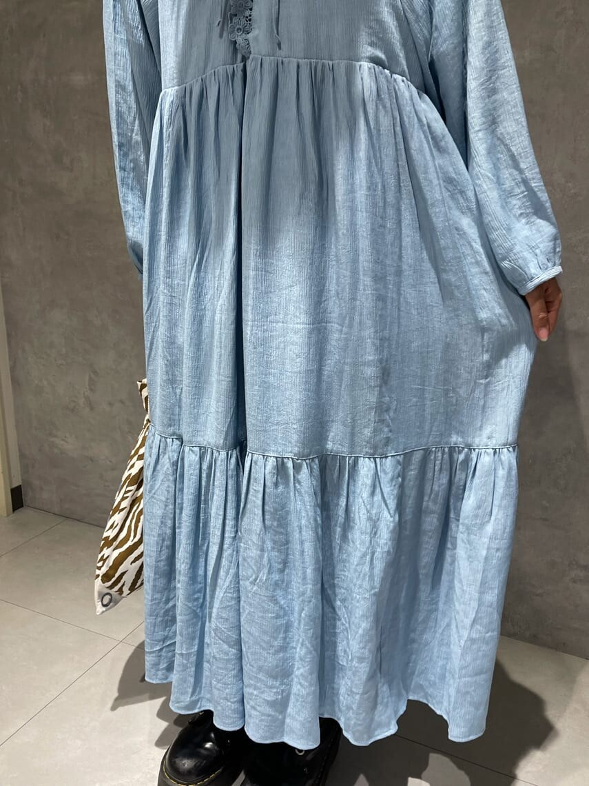 ブラック系のブーツ、ブルー系のワンピースを着用したレディースの夏コーディネートの8枚目の写真