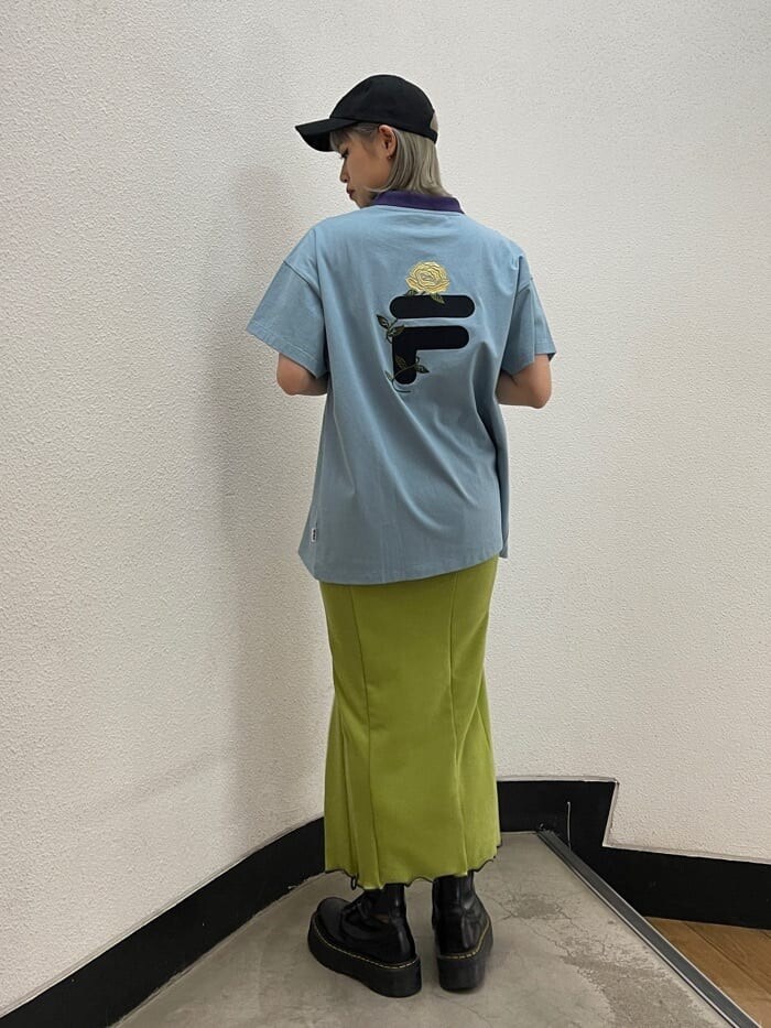 ブラック系のブーツ、グリーン系のワンピース、ブルー系のTシャツ/カットソーを着用したレディースの春コーディネートの3枚目の写真