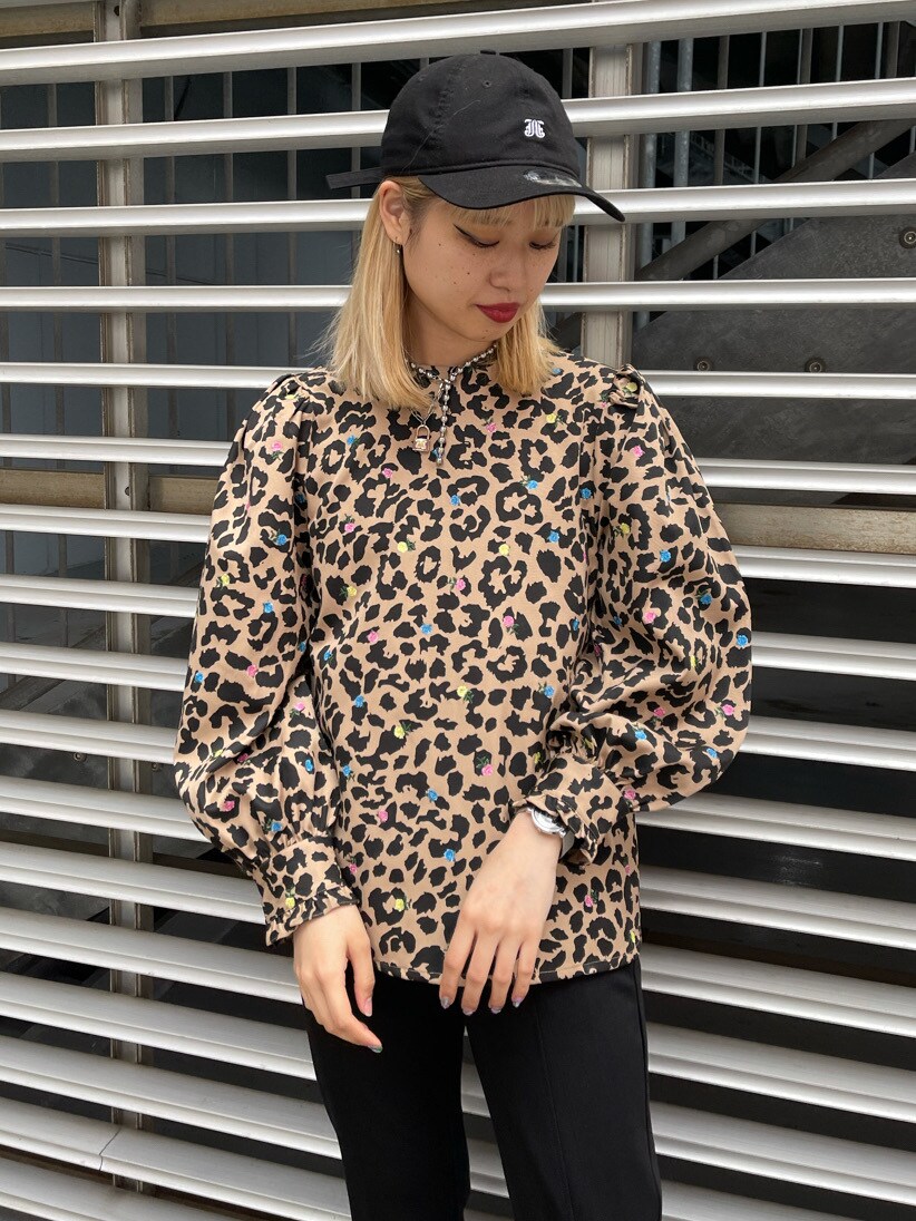 ベージュ系のシャツ/ブラウス、ブラック系のその他パンツ、イエロー系のTシャツ/カットソーを着用したレディースの春コーディネートの3枚目の写真