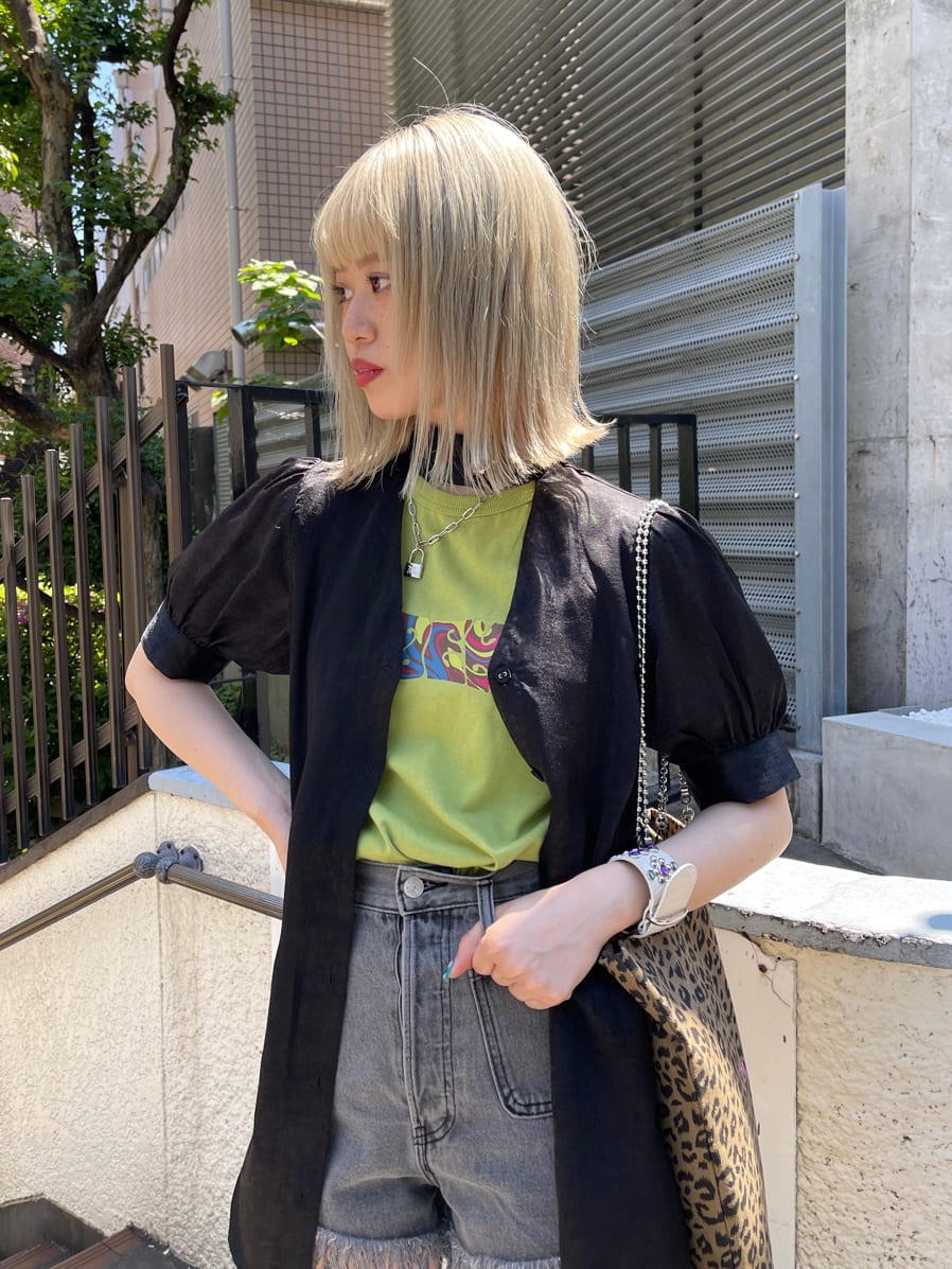 ブラック系のブーツ、その他のトートバッグ、グリーン系のTシャツ/カットソーを着用したレディースの春コーディネートの6枚目の写真