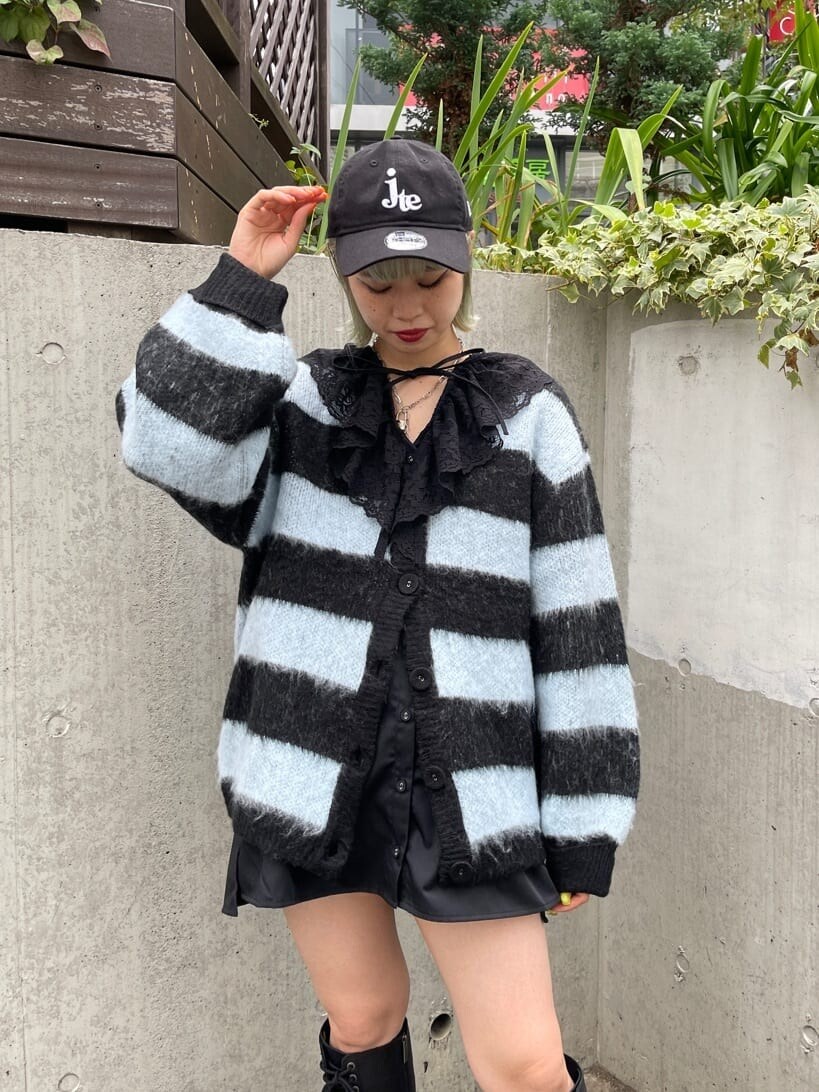 ブラック系のブーツ、ブラック系のシャツ/ブラウス、ブラック系のカーディガン/ボレロを着用したレディースの夏コーディネートの5枚目の写真