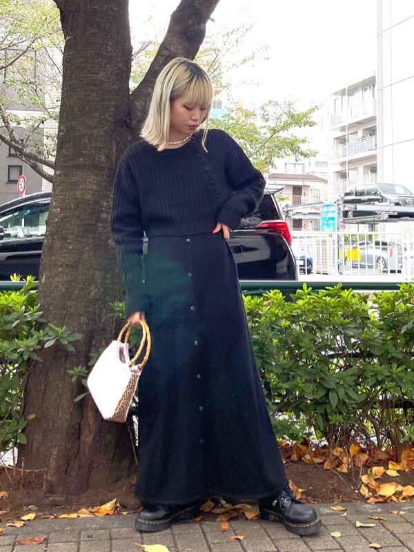 ブラック系のワンピース、ピンク系のハンドバッグを着用したレディースの秋コーディネートの3枚目の写真