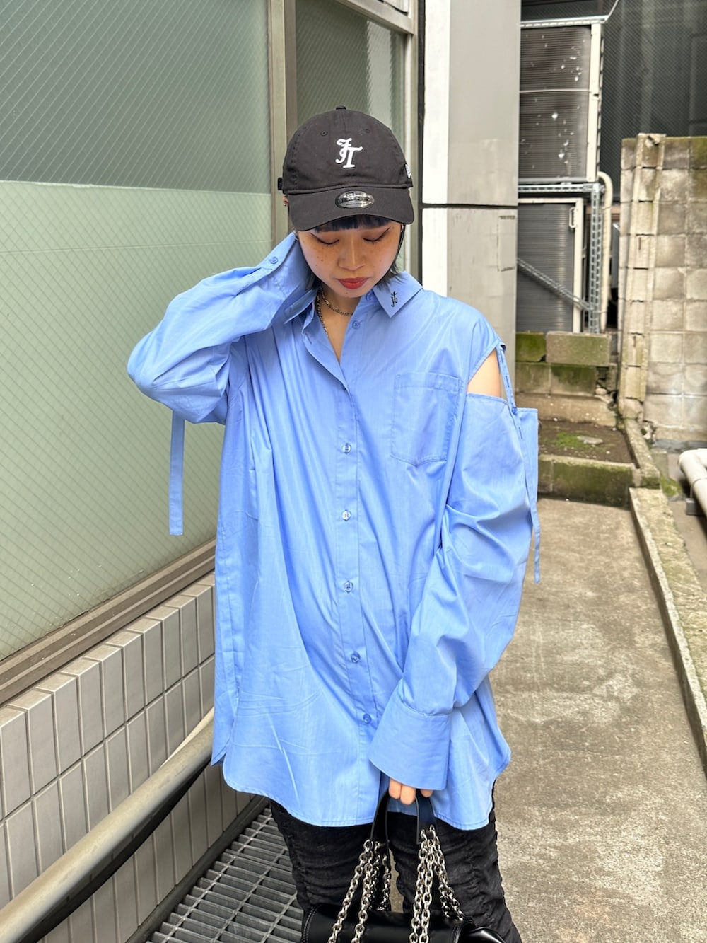 ブルー系のシャツ/ブラウス、ブラック系のスニーカー、ブラック系のその他パンツを着用したレディースの夏コーディネートの5枚目の写真