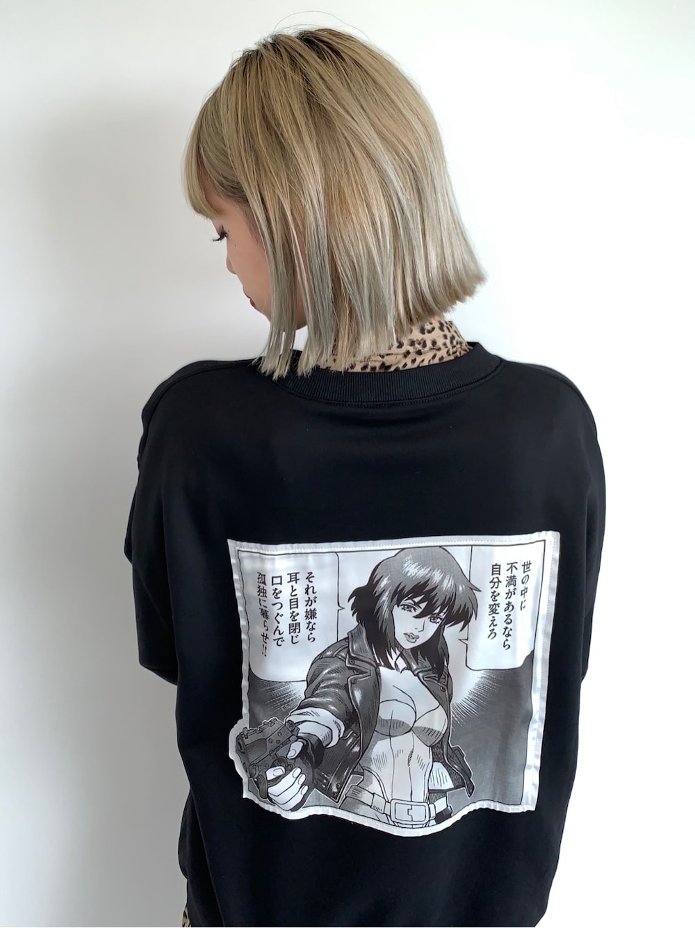 ブラック系のワンピース、ブラック系のスウェットを着用したレディースの秋コーディネートの2枚目の写真