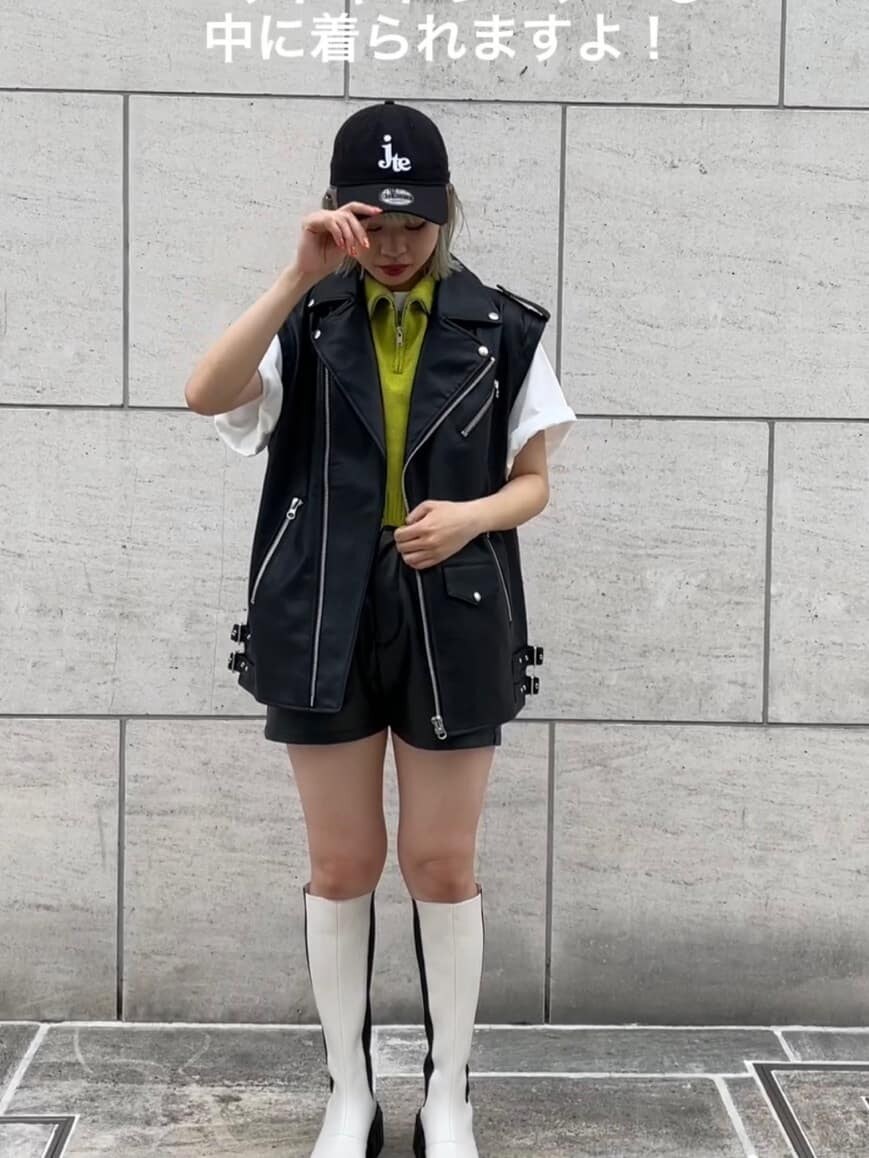 ブラック系のライダースジャケット、ブラック系のその他パンツ、ホワイト系のブーツを着用したレディースの夏コーディネートの4枚目の写真