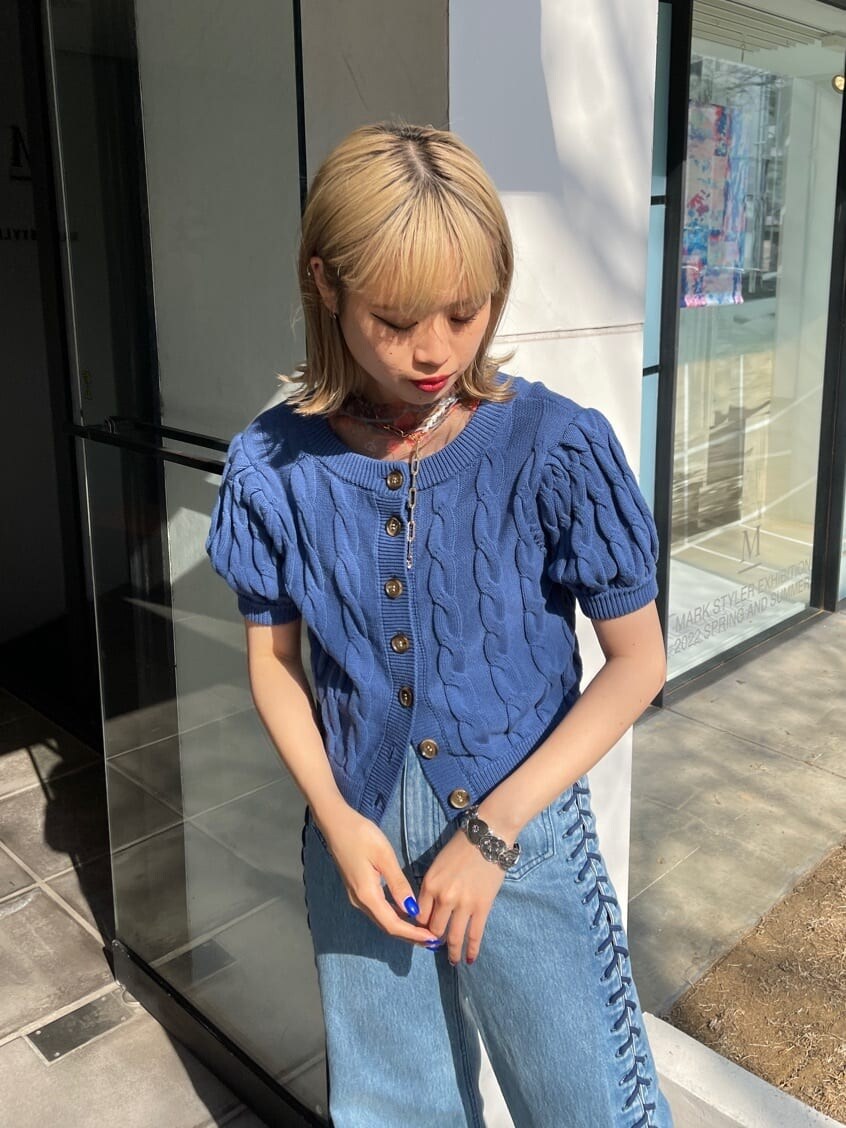 その他のTシャツ/カットソー、ブルー系のニット/セーター、ブルー系のデニムパンツを着用したレディースの春コーディネートの5枚目の写真