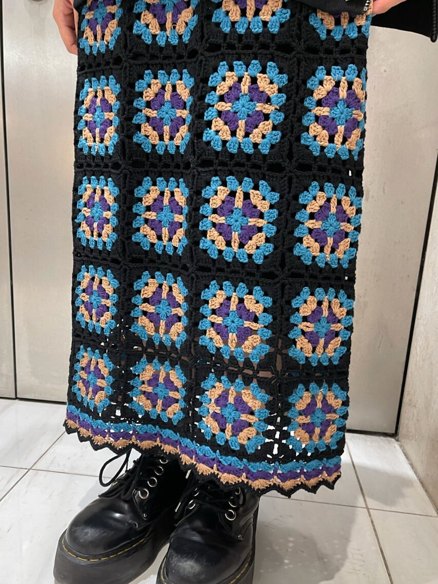 ブラック系のスカート、ブラック系のパーカーを着用したレディースの夏コーディネートの10枚目の写真