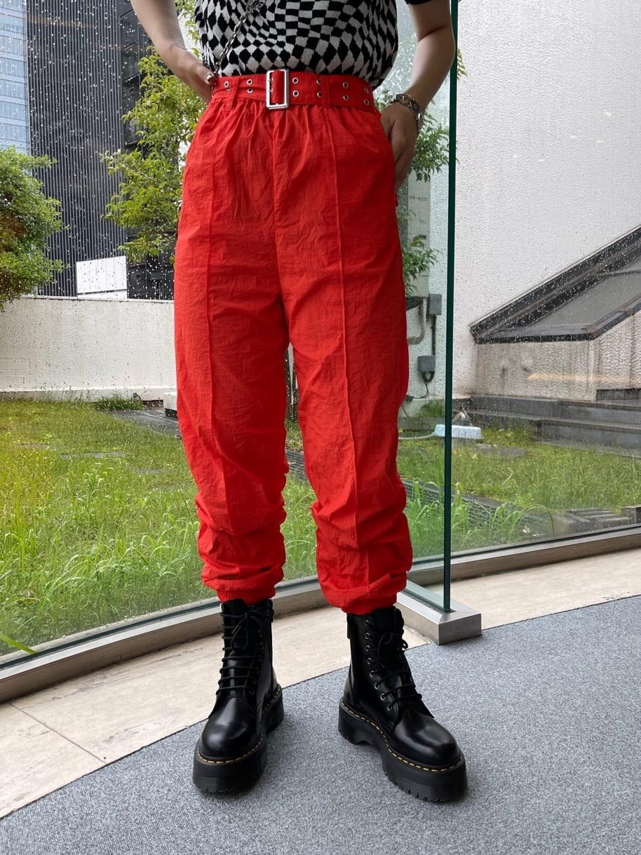 ブラック系のブーツ、ブラック系のニット/セーター、ブラック系のハンドバッグを着用したレディースの春コーディネートの8枚目の写真