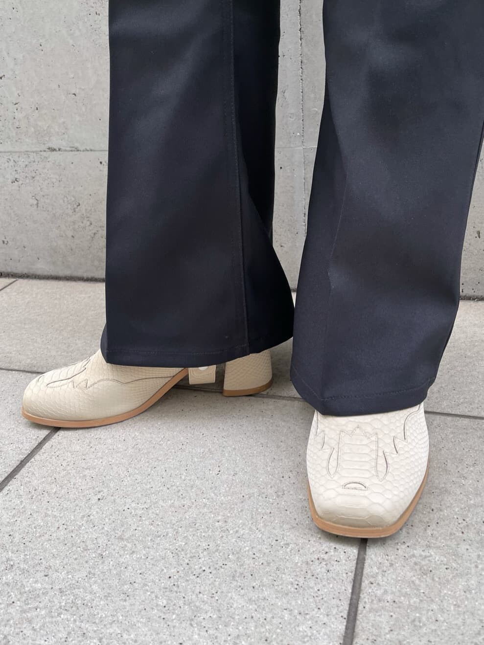 ブラック系のデニムパンツ、ホワイト系のブーツ、その他のキャミソールを着用したレディースの夏コーディネートの6枚目の写真