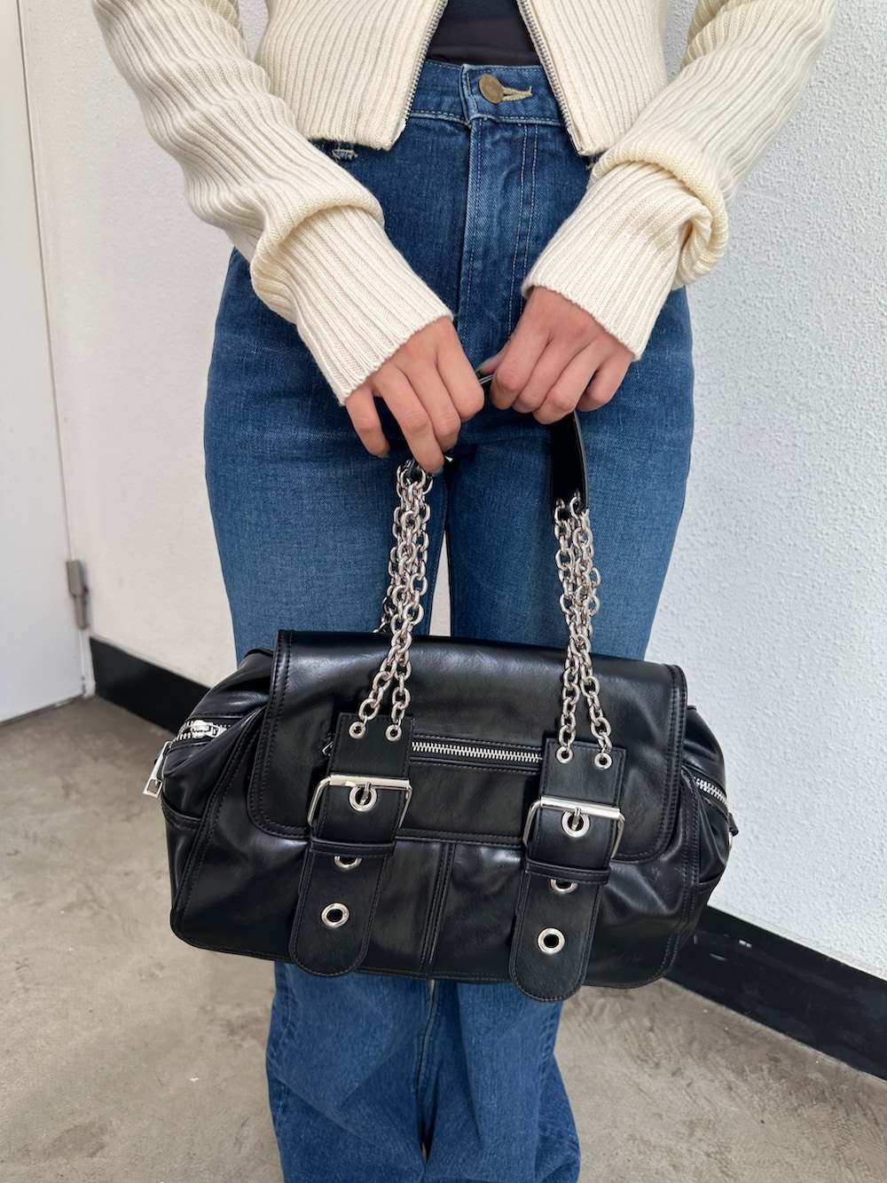 ブルー系のデニムパンツ、ホワイト系のカーディガン/ボレロ、ブラック系のTシャツ/カットソーを着用したレディースの冬コーディネートの7枚目の写真