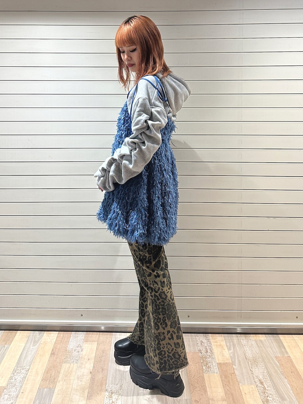 ブルー系のワンピース、グレー系のパーカー、ブラウン系のその他パンツを着用したレディースの秋コーディネートの2枚目の写真