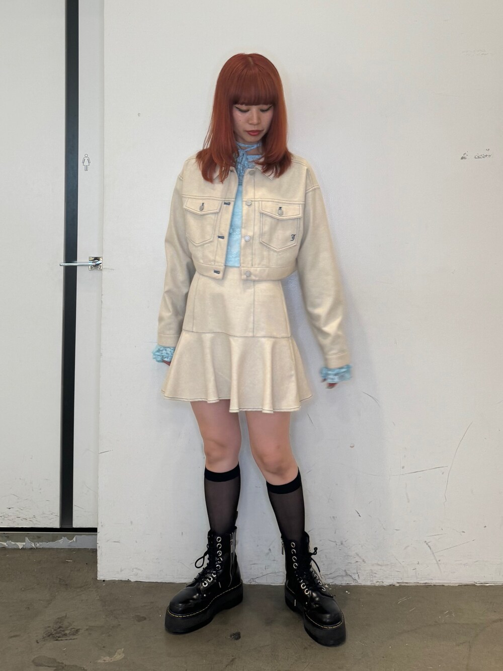 ホワイト系のワンピース、ブルー系のTシャツ/カットソー、ブラック系のブーツを着用したレディースの夏コーディネートの5枚目の写真