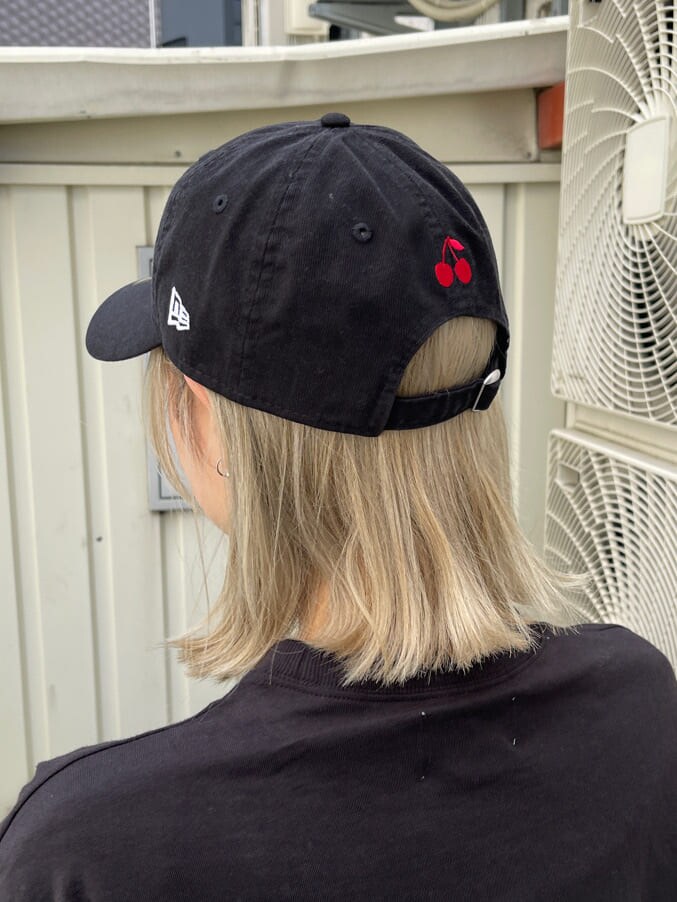 ブラック系のTシャツ/カットソー、ブルー系のデニムパンツ、ブラック系のTシャツ/カットソーを着用したレディースの春コーディネートの9枚目の写真