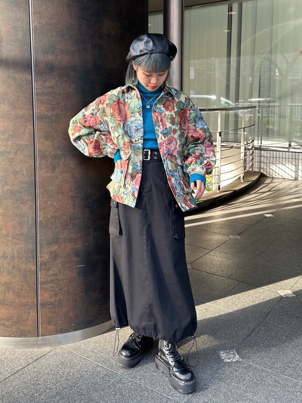 ブラウン系のスカート、ホワイト系のミリタリージャケット、ホワイト系のニット/セーターを着用したレディースの冬コーディネートの2枚目の写真