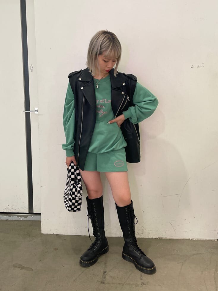 ブラック系のブーツ、ブラック系のボストンバッグ、ブラック系のライダースジャケットを着用したレディースの夏コーディネートの3枚目の写真