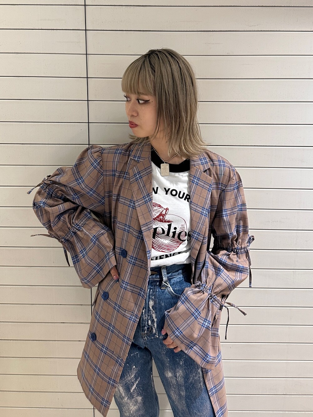 ベージュ系のワンピース、ホワイト系のTシャツ/カットソー、ブルー系のデニムパンツを着用したレディースの秋コーディネートの5枚目の写真