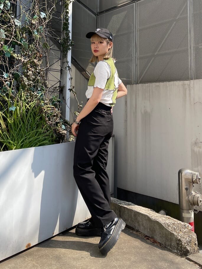 グリーン系のTシャツ/カットソー、ブラック系のその他パンツ、ゴールド系のネックレスを着用したレディースの春コーディネートの4枚目の写真