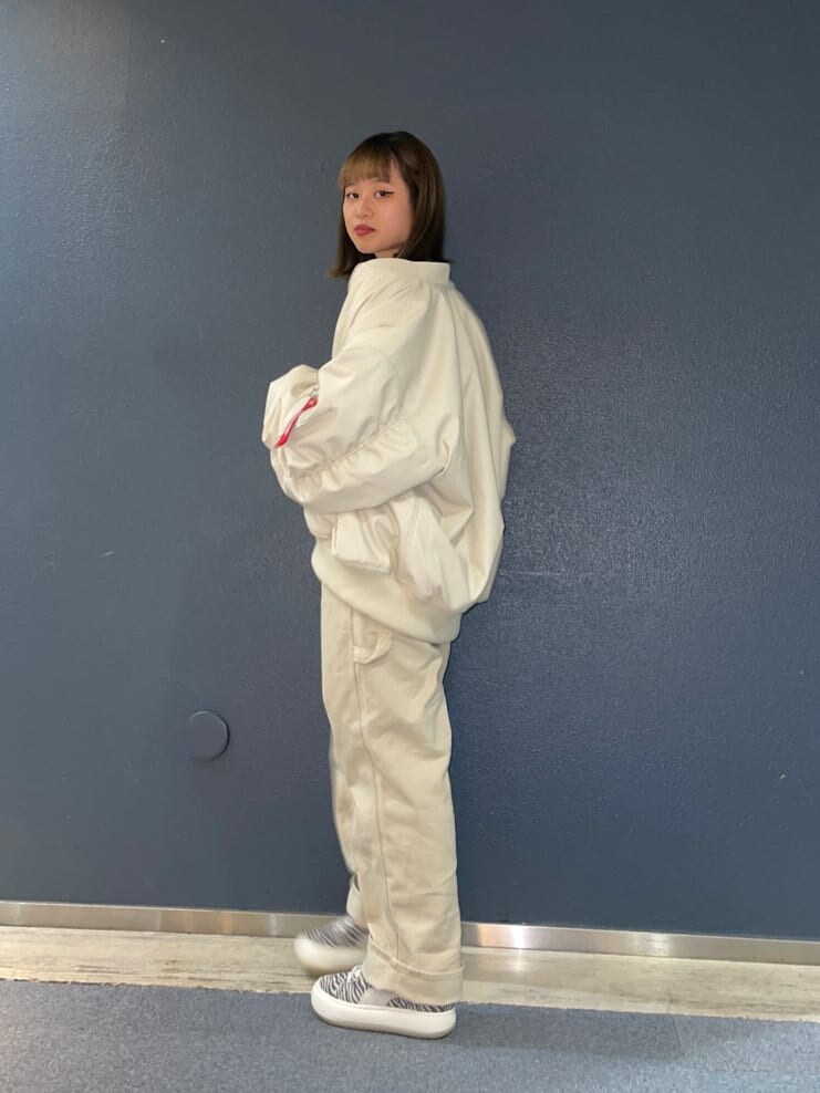 ホワイト系のMA-1、ホワイト系のスニーカー、ホワイト系のサロペット/オーバーオールを着用したレディースの冬コーディネートの2枚目の写真