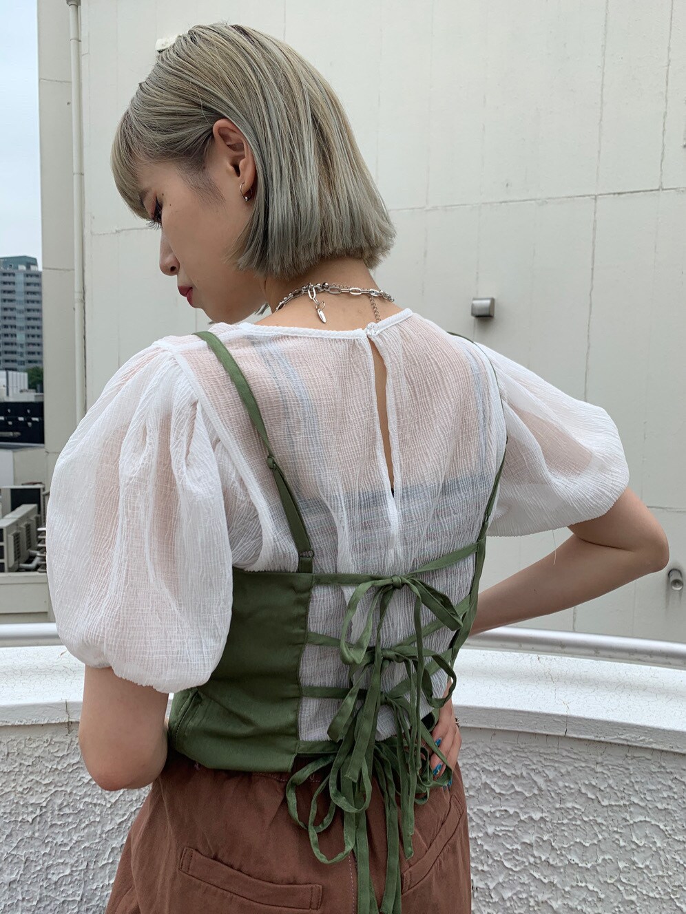 ホワイト系のシャツ/ブラウス、ブラウン系のその他パンツを着用したレディースの夏コーディネートの2枚目の写真