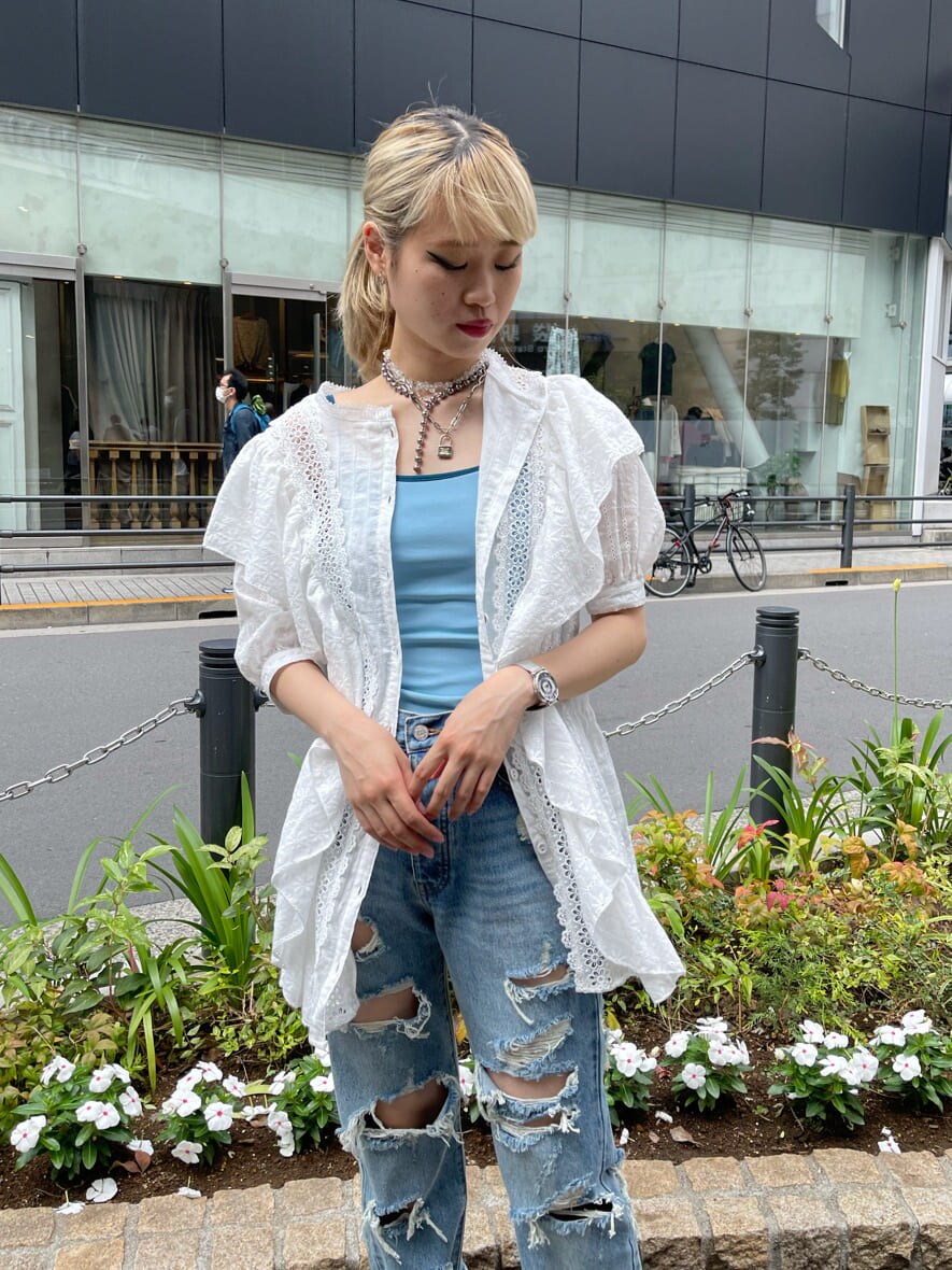 ブルー系のデニムパンツ、ブルー系のキャミソール、ホワイト系のシャツ/ブラウスを着用したレディースの夏コーディネートの4枚目の写真
