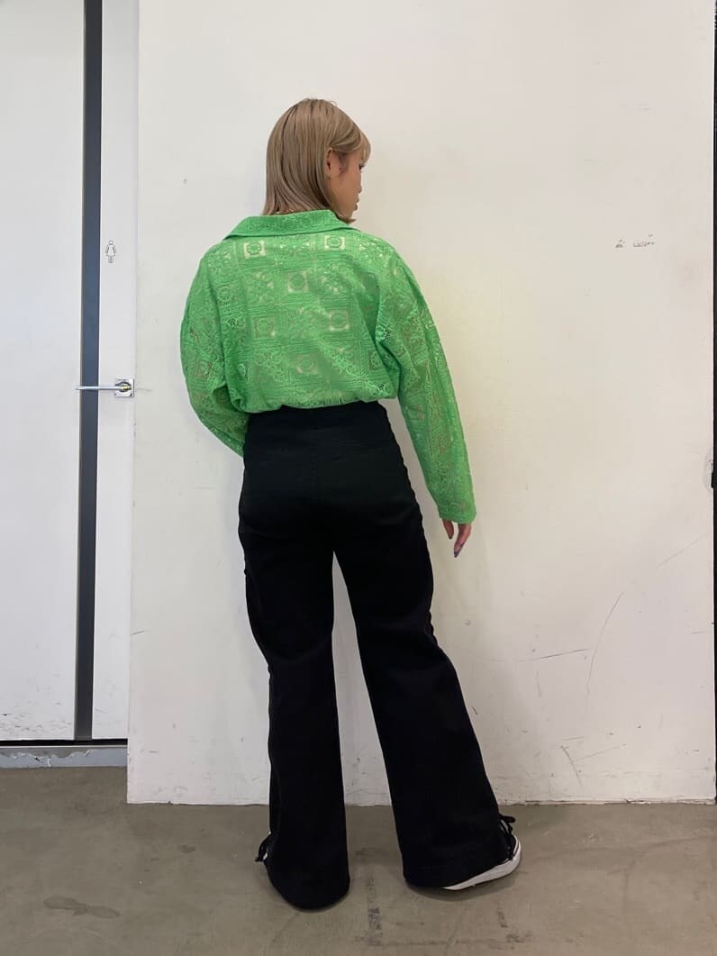 グリーン系のシャツ/ブラウス、ブラック系のデニムパンツ、ホワイト系のTシャツ/カットソーを着用したレディースの春コーディネートの4枚目の写真