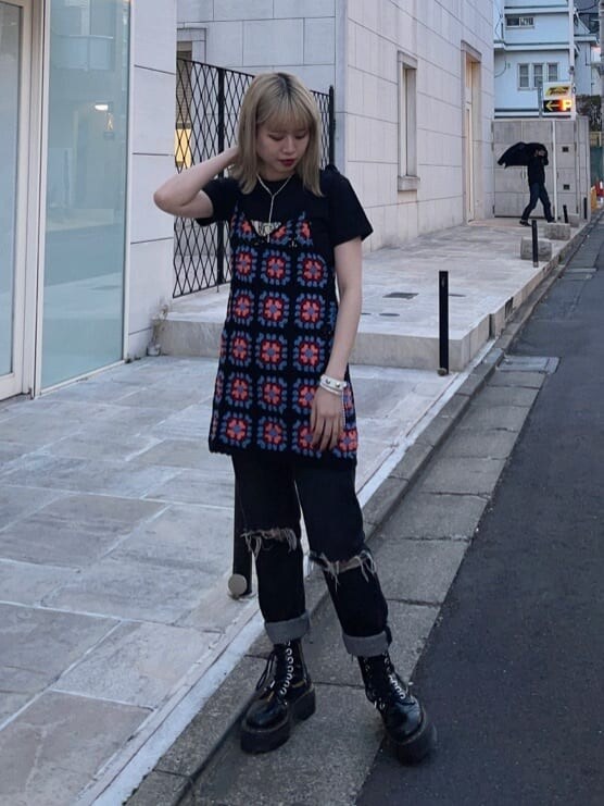 ブラック系のデニムパンツ、ブラック系のキャミソール、ブラック系のTシャツ/カットソーを着用したレディースの春コーディネートの3枚目の写真