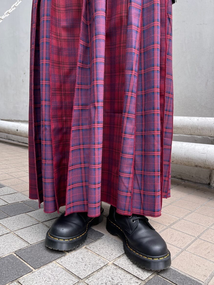 ブラック系のブーツ、レッド系のスカート、ブラック系のTシャツ/カットソーを着用したレディースの夏コーディネートの10枚目の写真