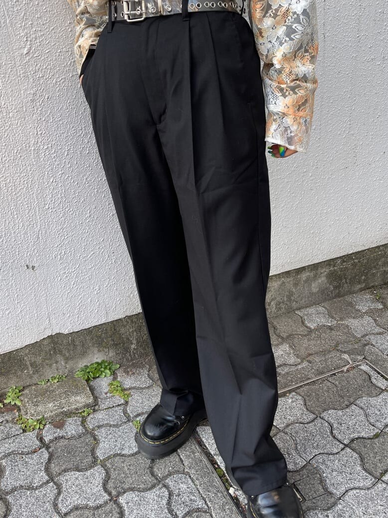 ブラック系のスラックス、ブラック系のTシャツ/カットソー、ホワイト系のシャツ/ブラウスを着用したレディースの冬コーディネートの9枚目の写真