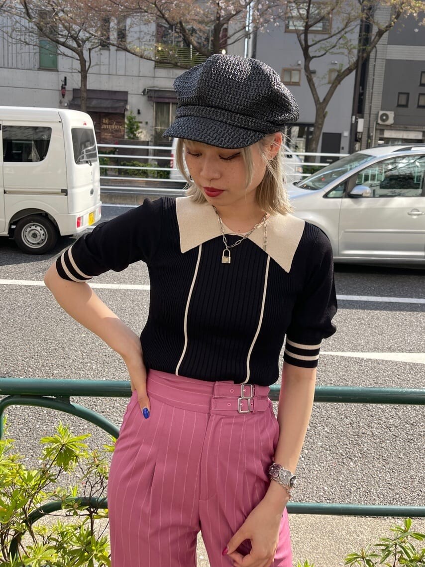 ブラック系のニット/セーター、ピンク系のその他パンツ、シルバー系のブレスレットを着用したレディースの春コーディネートの7枚目の写真