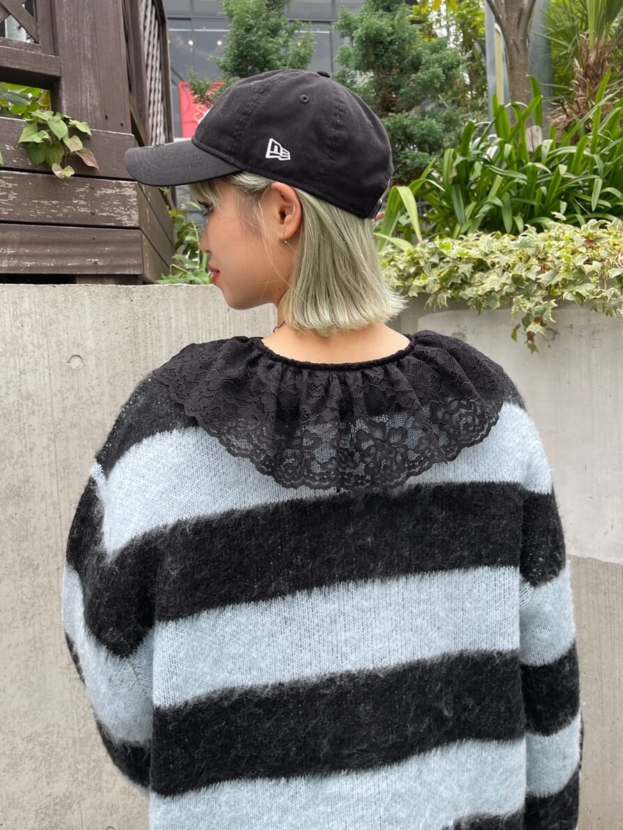 ブラック系のブーツ、ブラック系のシャツ/ブラウス、ブラック系のカーディガン/ボレロを着用したレディースの夏コーディネートの8枚目の写真