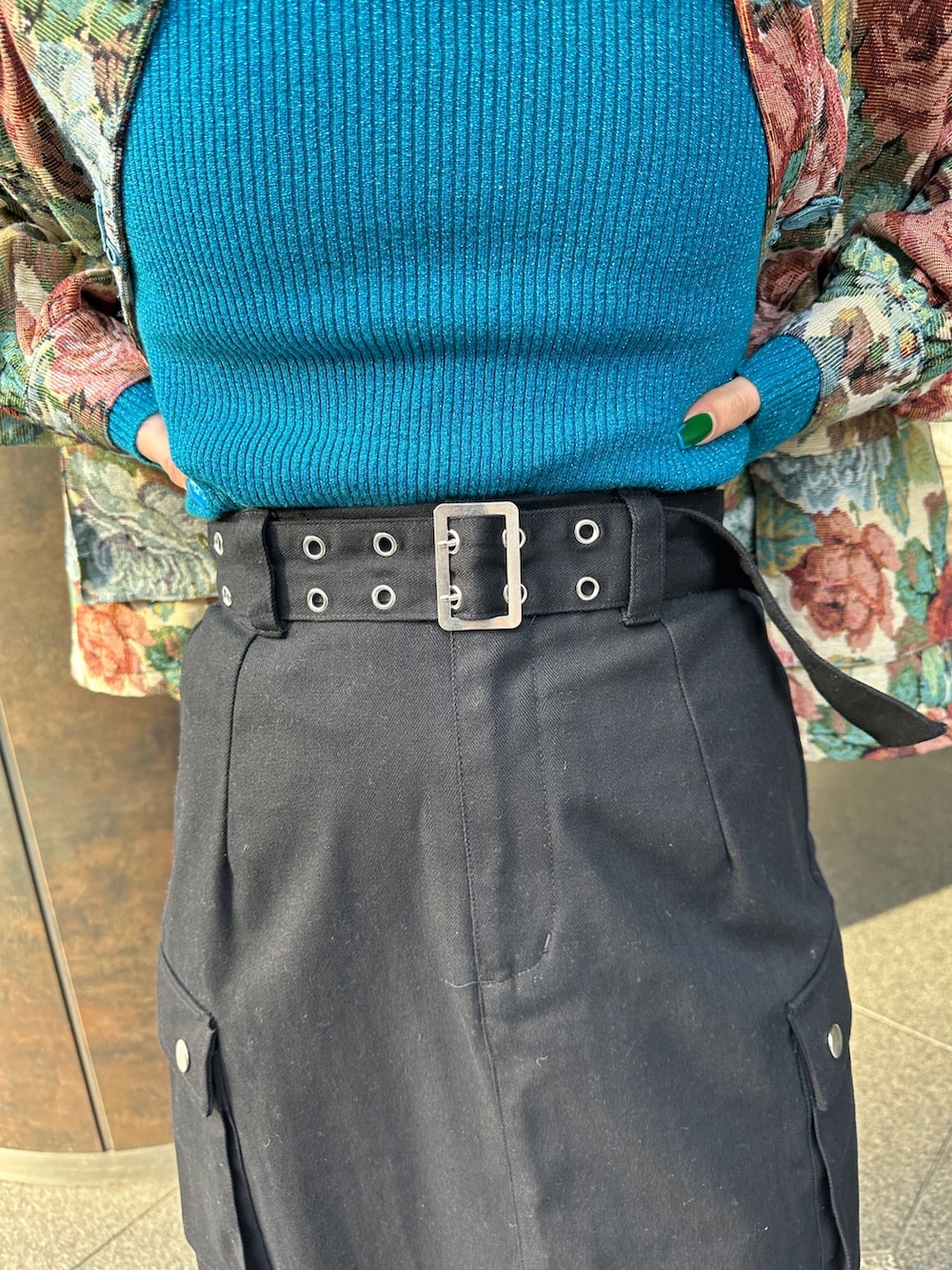 ブラウン系のスカート、ホワイト系のミリタリージャケット、ホワイト系のニット/セーターを着用したレディースの冬コーディネートの9枚目の写真