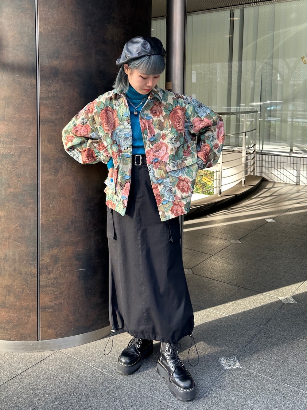 ブラウン系のスカート、ホワイト系のミリタリージャケット、ホワイト系のニット/セーターを着用したレディースの冬コーディネートの5枚目の写真