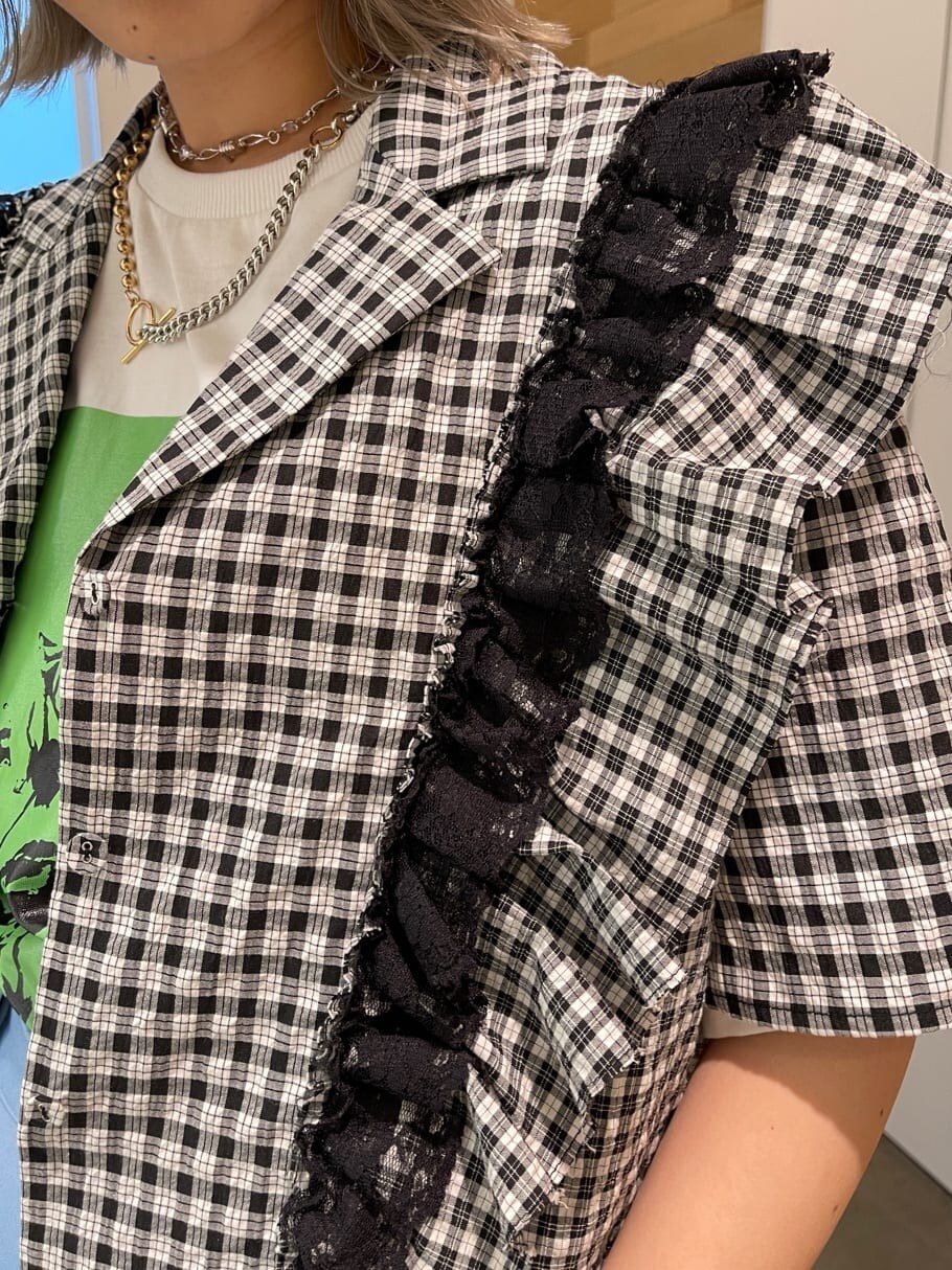 ブルー系のスラックス、ホワイト系のTシャツ/カットソー、その他のシャツ/ブラウスを着用したレディースの春コーディネートの6枚目の写真