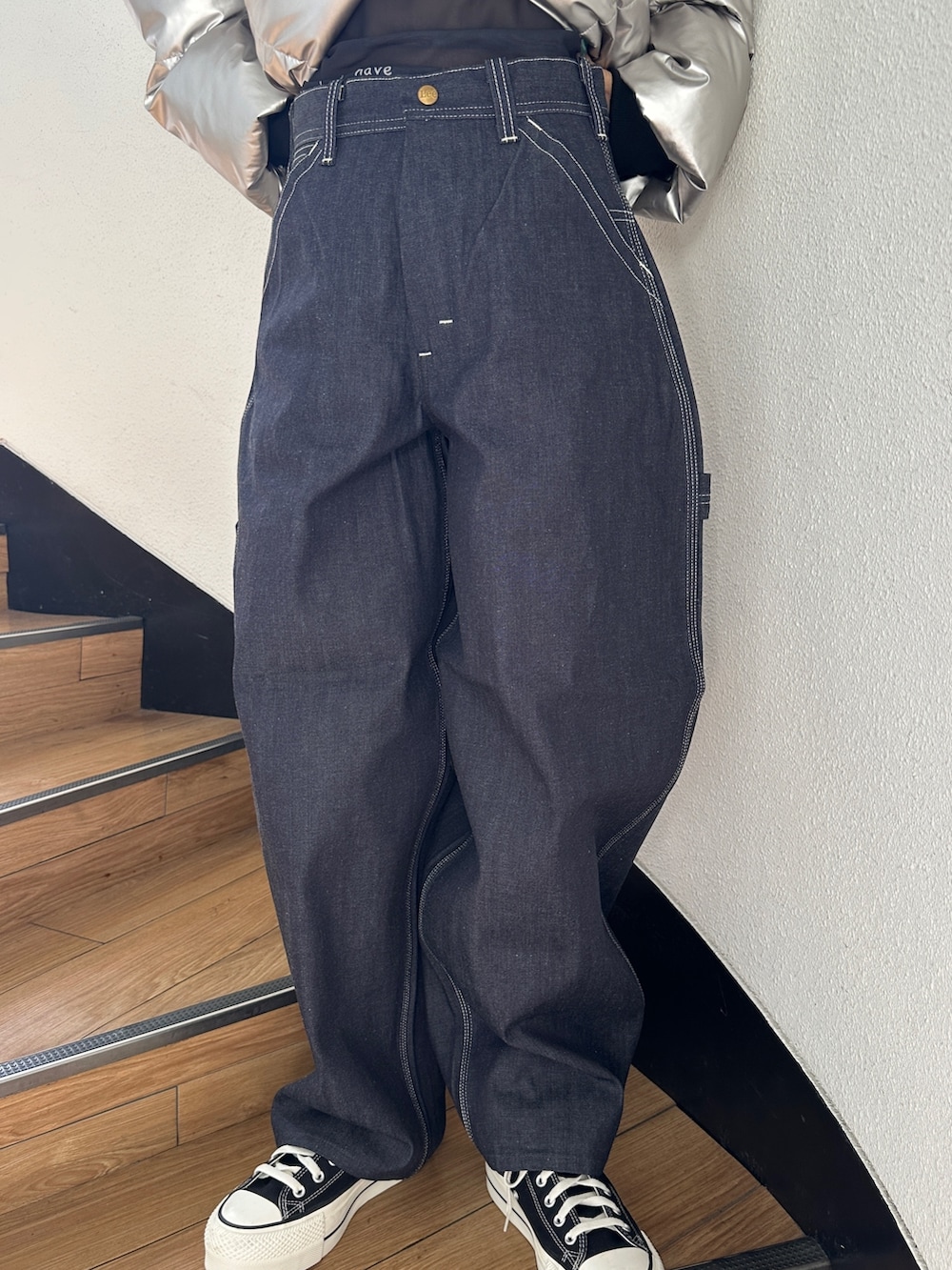 シルバー系のダウンジャケット/コート、ブラック系のTシャツ/カットソー、ブラック系のスニーカーを着用したレディースの秋コーディネートの9枚目の写真