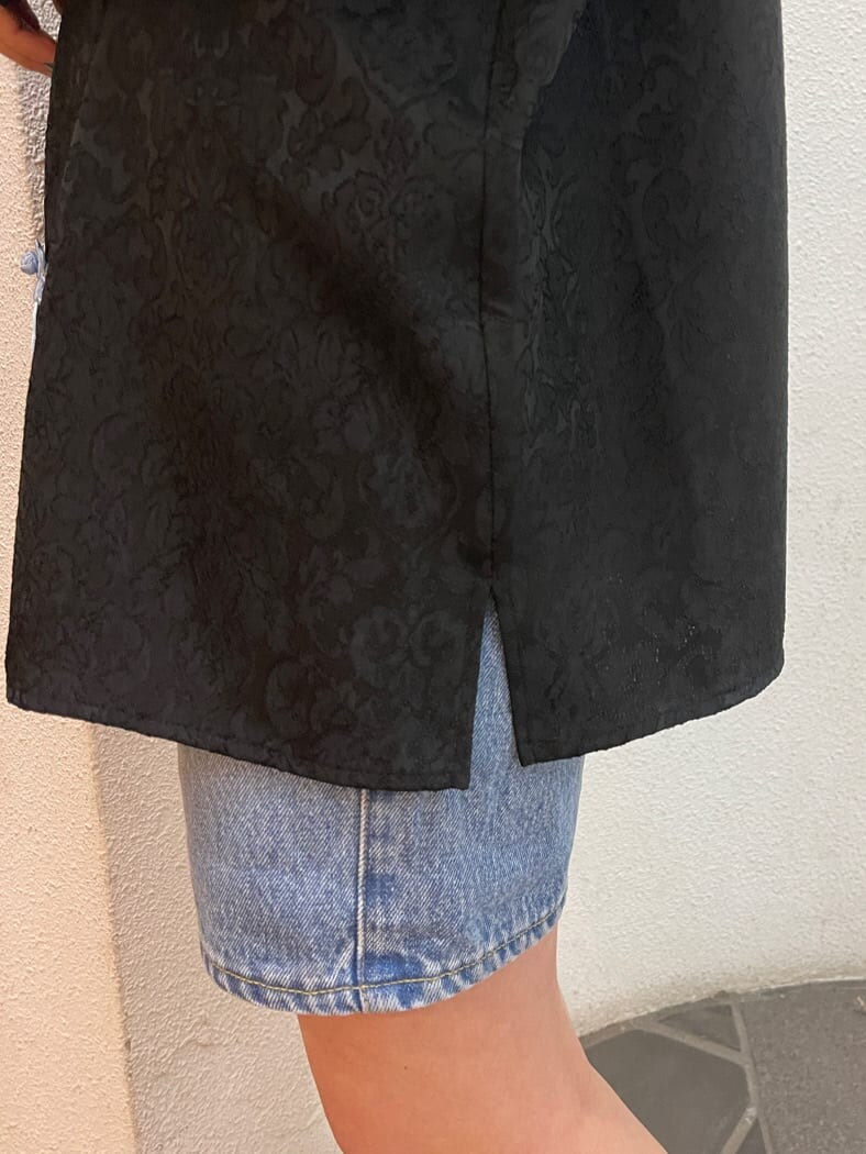 ブラック系のシャツ/ブラウス、ブルー系のデニムパンツ、ブラック系のキャップを着用したレディースの冬コーディネートの8枚目の写真