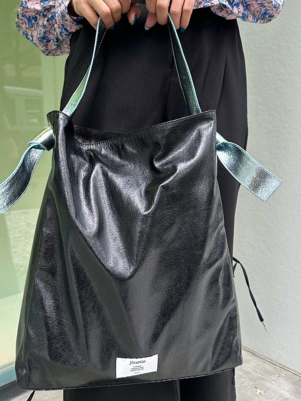 ブラック系のトートバッグ、ブルー系のシャツ/ブラウス、ブラック系のブーツを着用したレディースの秋コーディネートの9枚目の写真