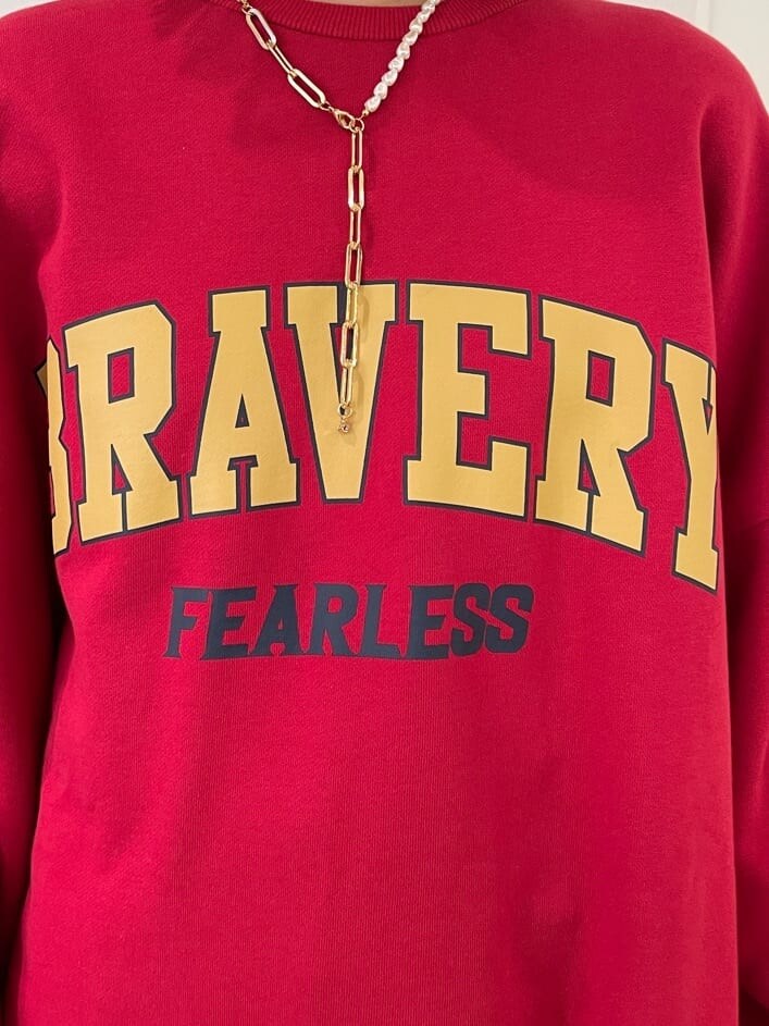 レッド系のスニーカー、ブラック系のデニムパンツ、レッド系のスウェットを着用したレディースの春コーディネートの8枚目の写真