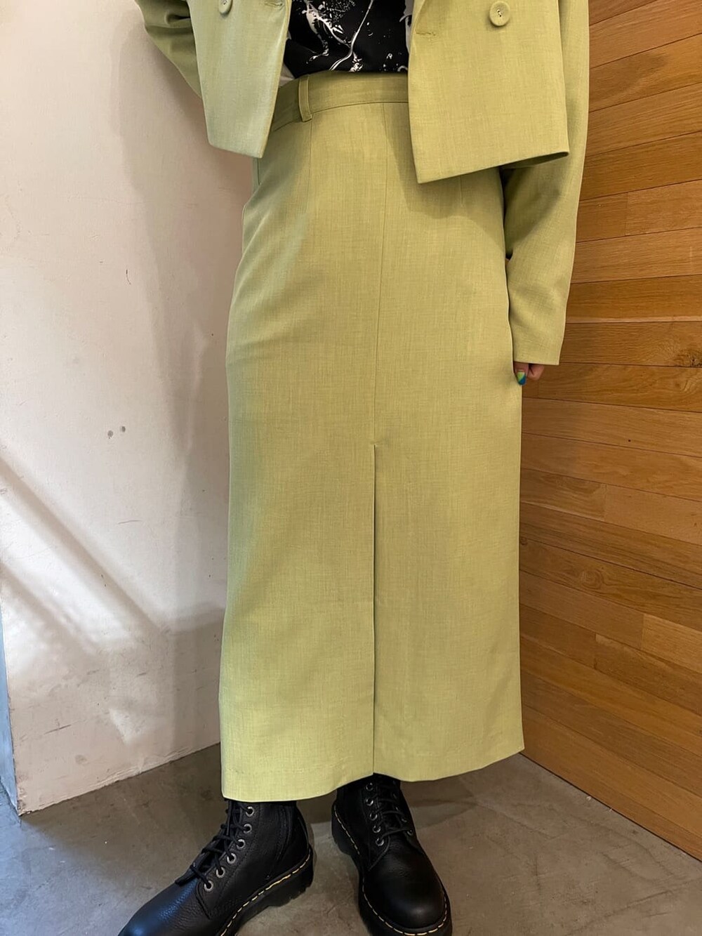 ブラック系のブーツ、グリーン系のテーラードジャケット、ブルー系のTシャツ/カットソーを着用したレディースの冬コーディネートの6枚目の写真