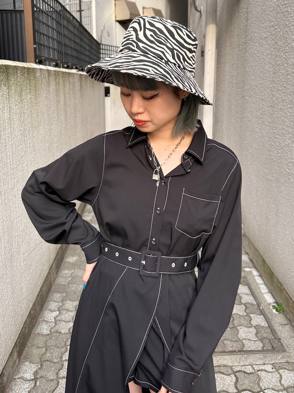 ホワイト系のワンピース、ホワイト系のハットを着用したレディースの冬コーディネートの5枚目の写真