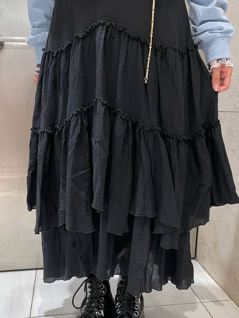 ブラック系のブーツ、ブラック系のスカート、ブルー系のTシャツ/カットソーを着用したレディースの夏コーディネートの7枚目の写真