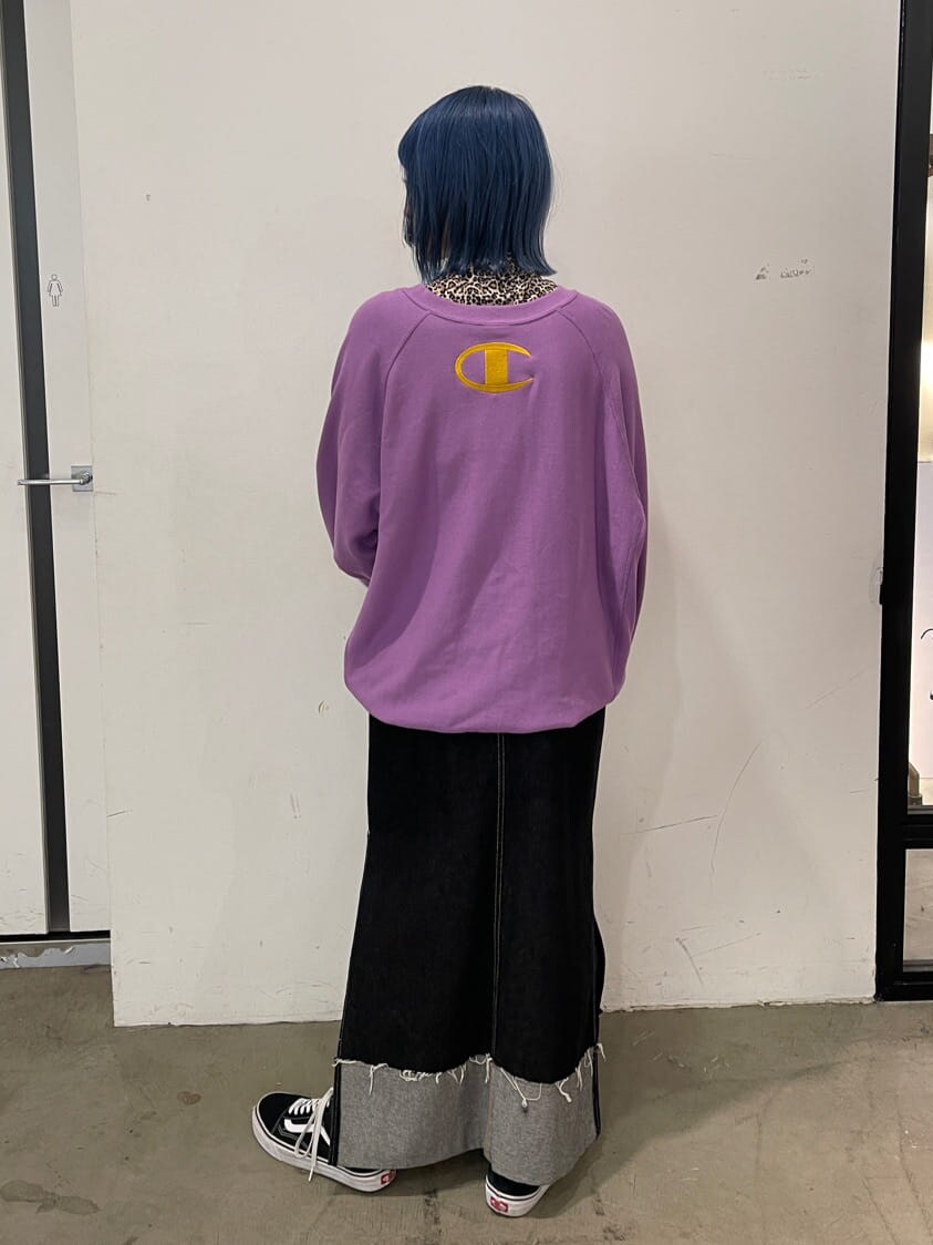 ブラック系のデニムスカート、その他のシャツ/ブラウス、パープル系のスウェットを着用したレディースの秋コーディネートの3枚目の写真