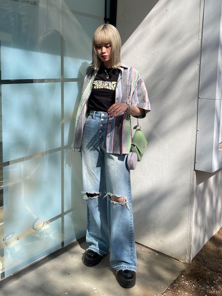 ブルー系のデニムパンツ、ブラック系のTシャツ/カットソー、ブラック系のシャツ/ブラウスを着用したレディースの春コーディネートの2枚目の写真