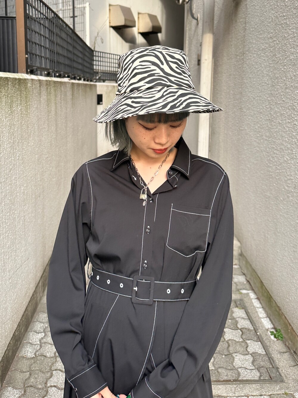 ホワイト系のワンピース、ホワイト系のハットを着用したレディースの冬コーディネートの4枚目の写真