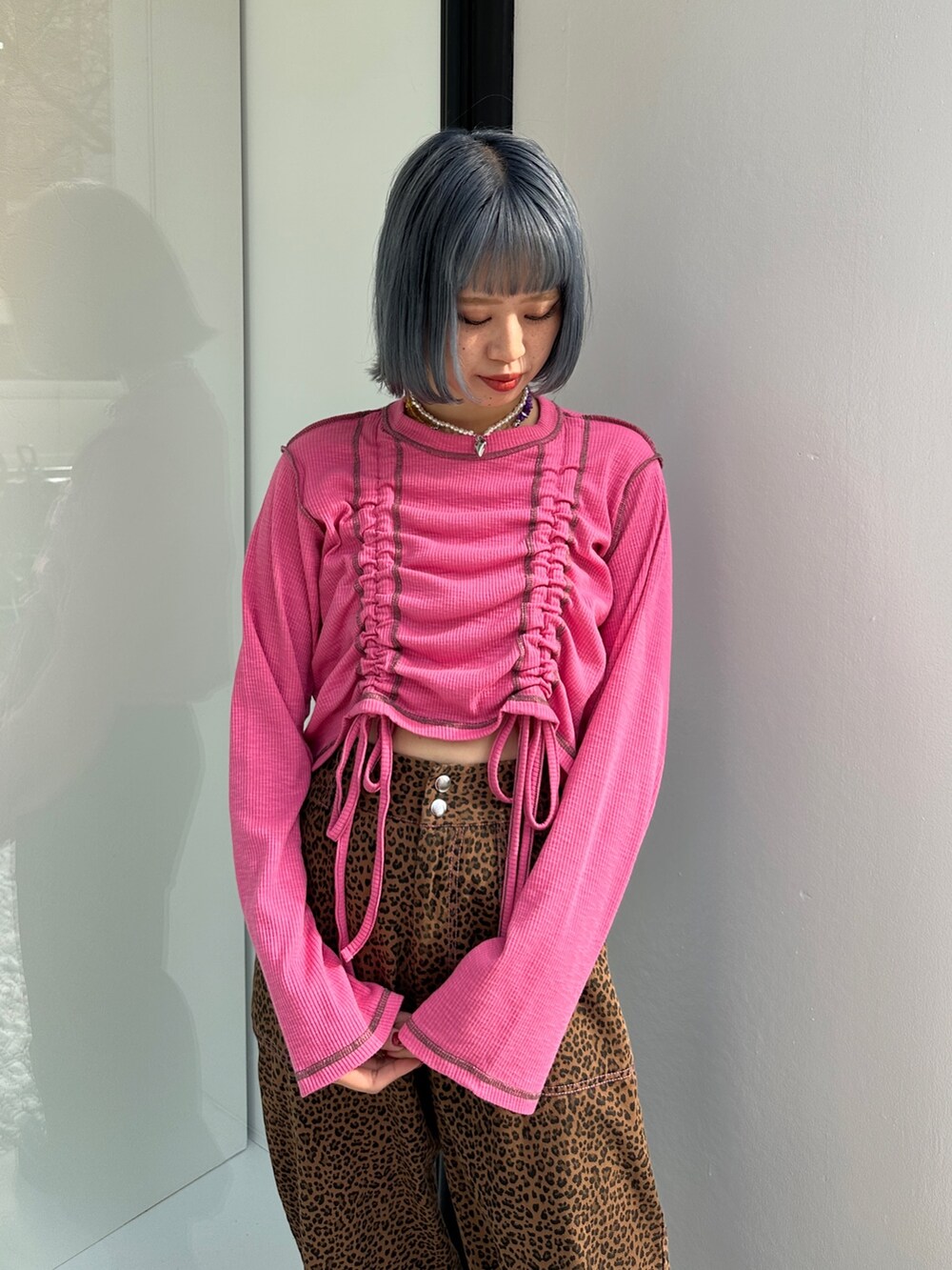 ピンク系のTシャツ/カットソー、ベージュ系のその他パンツ、ブラック系のその他シューズを着用したレディースの春コーディネートの5枚目の写真