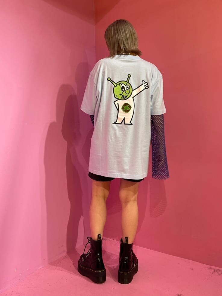 ブラック系のデニムパンツ、ブラック系のその他シューズ、パープル系のTシャツ/カットソーを着用したレディースの春コーディネートの2枚目の写真