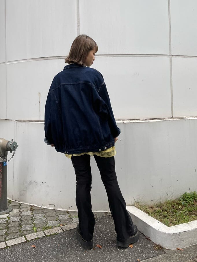 ブルー系のデニムジャケット、ブルー系のTシャツ/カットソーを着用したレディースの秋コーディネートの3枚目の写真