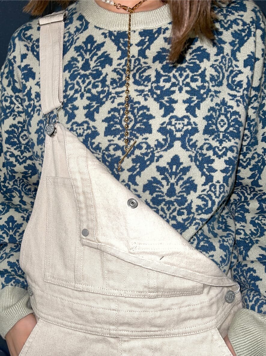 ホワイト系のMA-1、ホワイト系のスニーカー、ホワイト系のサロペット/オーバーオールを着用したレディースの冬コーディネートの7枚目の写真