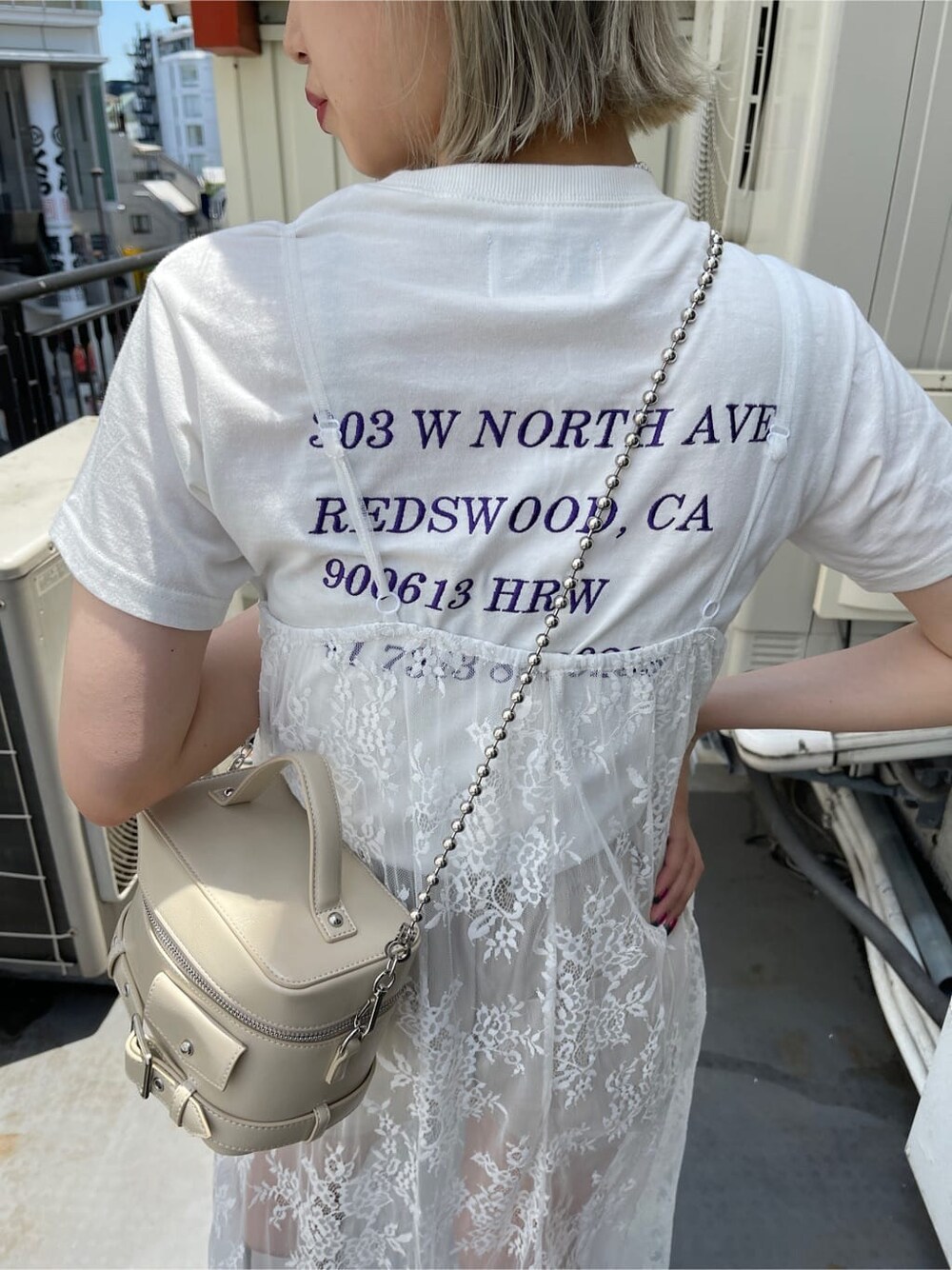 ホワイト系のその他パンツ、ホワイト系のショルダーバッグ、ホワイト系のTシャツ/カットソーを着用したレディースの夏コーディネートの7枚目の写真