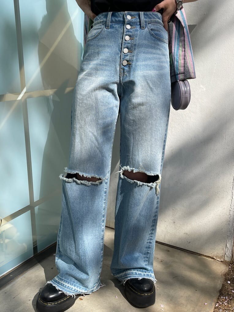 ブルー系のデニムパンツ、ブラック系のTシャツ/カットソー、ブラック系のシャツ/ブラウスを着用したレディースの春コーディネートの8枚目の写真