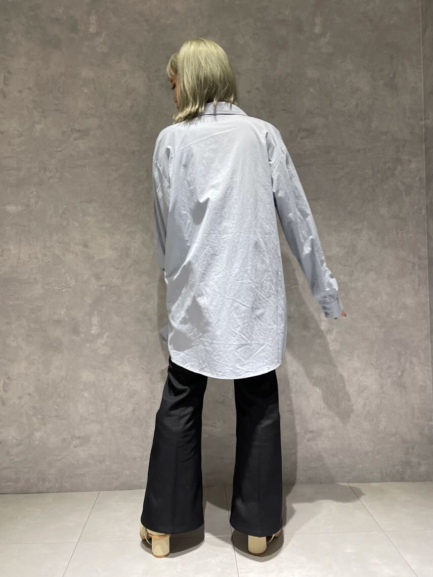 ブラック系のデニムパンツ、グレー系のシャツワンピース、その他のキャミソールを着用したレディースの秋コーディネートの3枚目の写真